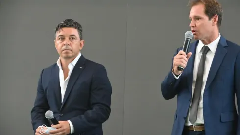 Marcelo Gallardo y Jorge Brito durante el evento de su presentación en el SUM del Monumental.