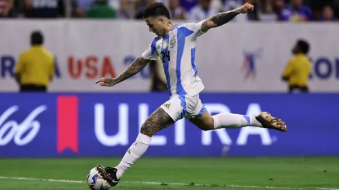 Enzo Fernández en acción con la Albiceleste. El ex River se perfila como titular ante Chile.