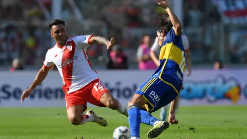 CORDOBA, ARGENTINA – APRIL 21: Enzo Diaz of River Plate competes for the ball with Edinson Cavani of Boca Juniors during a quarter final match of Copa de la Liga Profesional 2024 between River Plate and Boca Juniors at Mario Alberto Kempes Stadium on April 21, 2024 in Cordoba, Argentina. (Photo by Hernan Cortez/Getty Images)