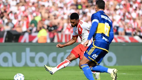 Borja define ante la atenta mirada de Marcos Rojo.