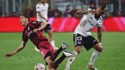 SANTIAGO, CHILE - SEPTEMBER 17: Ignacio Fernández of River Plate and Arturo Vidal of Colo-Colo battle for the ball during the Copa CONMEBOL Libertadores 2024 Quarterfinal match between Colo Colo and River Plate at Estadio Monumental David Arellano on September 17, 2024 in Santiago, Chile. (Photo by Marcelo Hernandez/Getty Images)