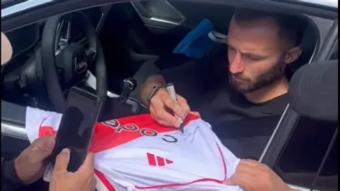 Pezzella firmó camisetas y se sacó fotos con los hinchas.