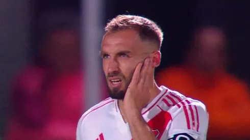 Pezzella recibió un fuerte codazo y no pudo continuar vs. Platense (Foto TNT Sports).