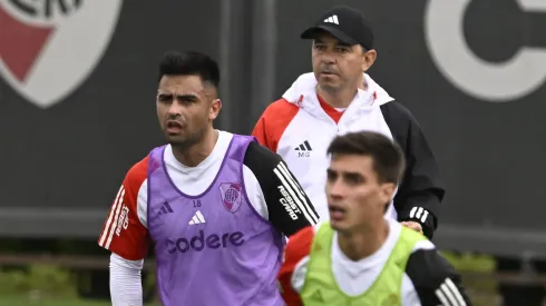 Gallardo trabaja con un grupo de jugadores.