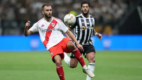 Pezzella domina la pelota ante la presión de Hulk.