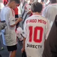 Thiago Messi, hijo de Lionel Messi, visitó el Monumental con las Inferiores de Inter Miami y posó con la camiseta de River