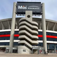 Avanza la colocación de las placas rojas y blancas: cómo luce la fachada del Estadio Monumental