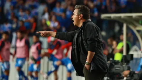 Marcelo Gallardo dando indicaciones ante la U de Chile.