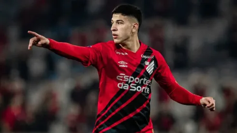 Lucas Esquivel no juega pero Paranaense no lo larga.