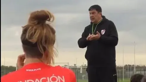 Mono Burgos sorprendió a los chicos de la escuela de fútbol de River.