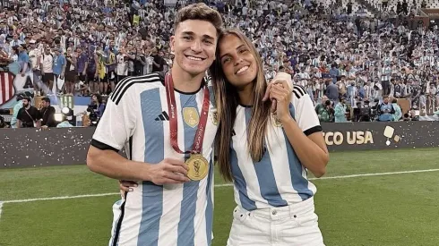 Julián Álvarez junto a su pareja.