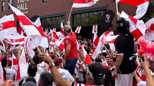 Los hinchas despidieron al plantel con un banderazo imponente antes del partido con Inter: los mejores videos