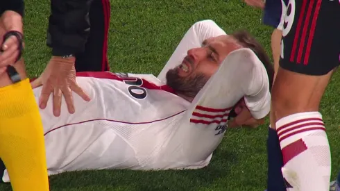 El defensor se retiró con mucho dolor.