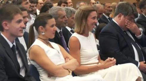 La familia de Franco Mastantuono, emocionada durante su presentación como jugador del Real Madrid.