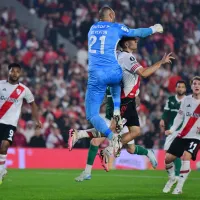 Polémica: por qué el árbitro fue al VAR pero no cobró penal para River vs. Palmeiras