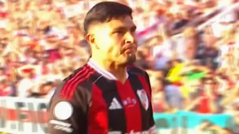 El delantero respondió a los cantos de la gente de Racing.