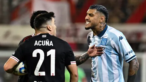 El futbolista de Racing escupió a Acuña en el rostro.