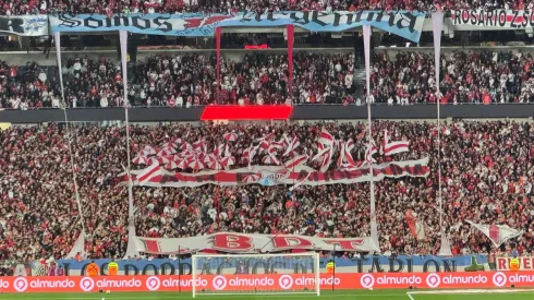 Los trapos que volvieron a colgarse en la tribuna.