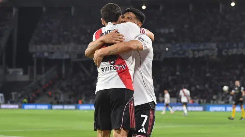Montiel se abraza con Salas luego del primer gol en la victoria ante Talleres.