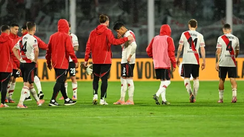 Los jugadores de River se marchan cabizbajos tras una nueva eliminación.