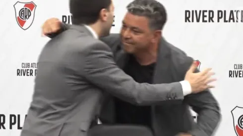 La conferencia finalizó con un abrazo entre los protagonistas.