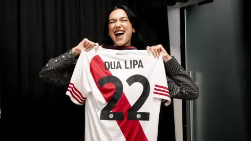 Dua Lipa posó con la camiseta de River.