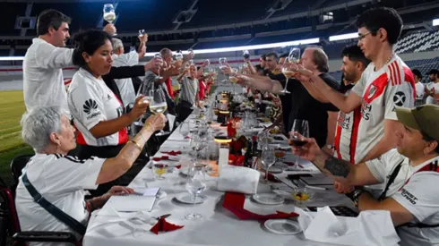 La cena se llevó a cabo en el campo de juego del Monumental.