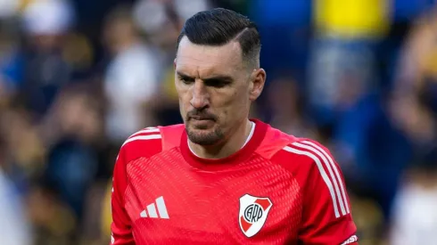 Qué le pasó al arquero de River y cuándo vuelve.