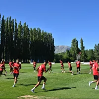 Stefano Di Carlo y Enzo Francescoli, junto al plantel de River en la pretemporada en San Martín de Los Andes