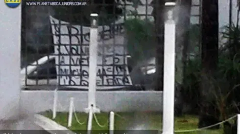 Bandera en apoyo a Riquelme en Casa Amarilla