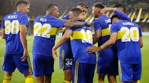 BUENOS AIRES, ARGENTINA – NOVEMBER 20: Frank Fabra of Boca Juniors celebrates with teammates after scoring his team's second goal during a match between Boca Juniors and Sarmiento as part of Torneo Liga Profesional 2021 at Estadio Alberto J. Armando on November 20, 2021 in Buenos Aires, Argentina. (Photo by Daniel Jayo/Getty Images)