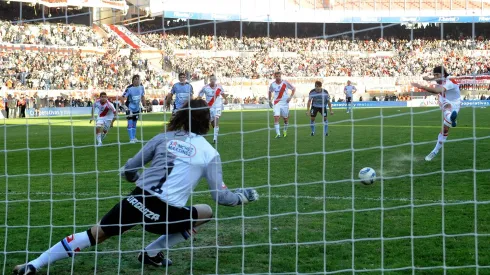 El descenso de River en 2011<br />
Image number 08086735 date 26 06 2011 Copyright imago Latin Photo River Plate Buenos Aires vs Belgrano Cordoba Expulsion Return match Hugo Pavone River Plate verschießt a Penalty against Juan Olave Belgrano Cordoba Football men ARG Primera Division Relegation Playoff Buenos Aires x2x xsk 2011 horizontal o0 Hintertor Hintertorkamera Hintertorperspektive