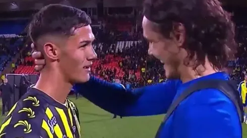 Edinson Cavani cambiando su camiseta con el jugador de Almirante Brown