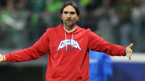 El ex DT de Boca vivió un tenso momento con los hinchas tras la derrota de su equipo.