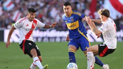 Boca se enfrenta a River en La Bombonera.