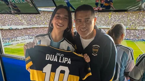 Dua Lipa estuvo en La Bombonera junto a Riquelme.