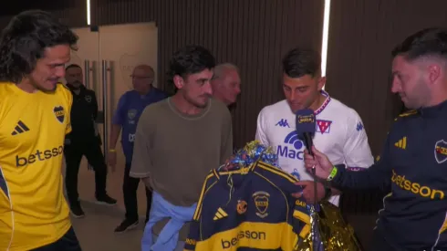 Ignacio Russo recibió la camiseta con la que Boca homenajeó a Miguel.