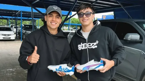 Los botines personalizados que recibió el Chango Zeballos.