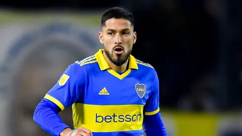 El defensor posó con la ropa de Boca y aprovechó para reunirse con un jugador del plantel.