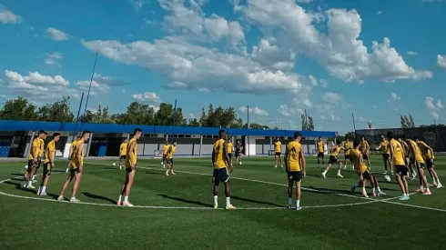 Los tres jugadores que entrenaron apartados del grupo.