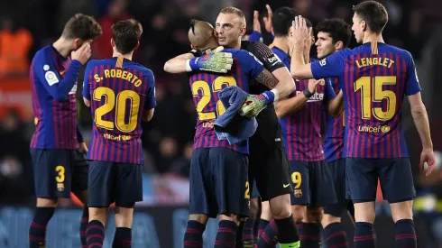 Vidal festejó con sus compañeros del Barcelona