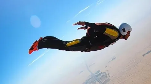 Lewis Hamilton saca licencia de paracaidista y ahora vuela por los aires