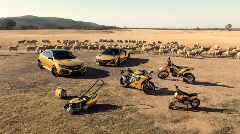 Honda tiñe de oro sus modelos clásicos, y hasta una máquina de cortar pasto