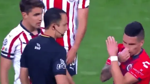 Viral: Brian Carrasco se burla del mal aliento de un rival en pleno partido