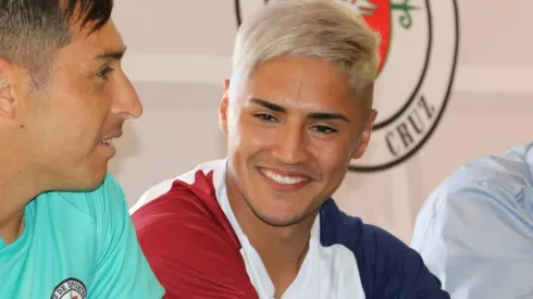 Gaete (centro) le dejó un cortito mensaje a la afición colocolina