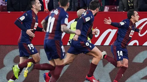 Orellana celebrando su gol en Sevilla