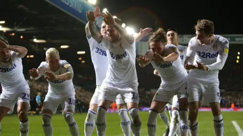 Leeds United venció 2-1 al Swansea y recuperó el liderato en la Championship