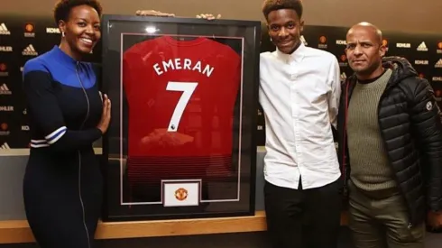 Emeram y su familia posaron orgullosos en Old Trafford