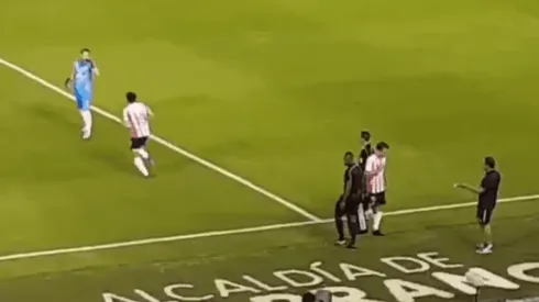 El arquero uruguayo acompañó el ingreso del chileno al minuto 61