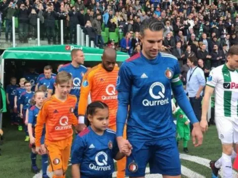 ¡ídolo! Van Persie saludó a todos los niños "rivales" en el túnel previo al partido